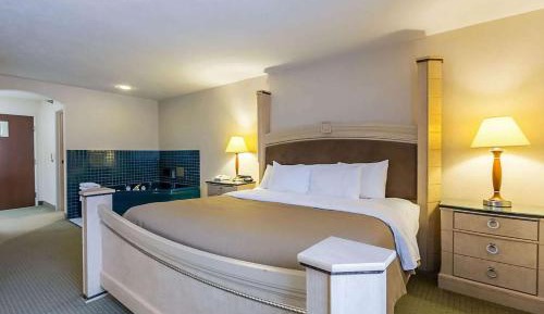 Deluxe King Suite - Non-Smoking