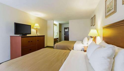 Queen Room with Three Queen Beds - Non-Smoking
