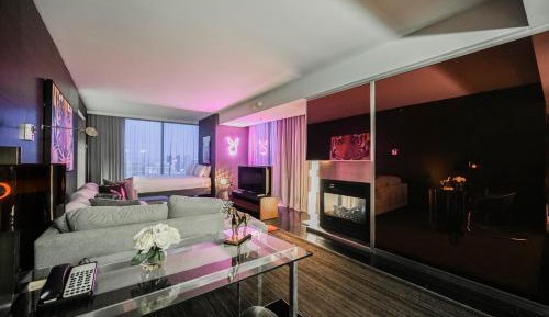 Stylish One-Bedroom 51st floor  | StripView & Balcony | Jetted Tub