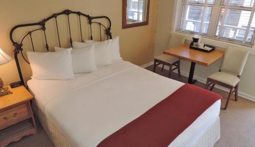 Classic One Queen Bed