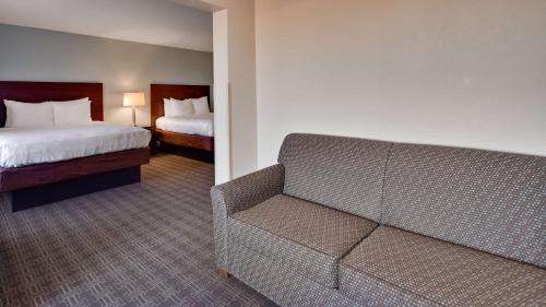 Queen Suite with Two Queen Beds/Sofa Bed - Non-Smoking