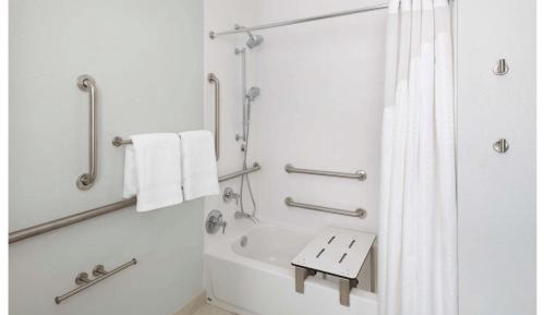Queen Room - Hearing Accessible - Non-Smoking