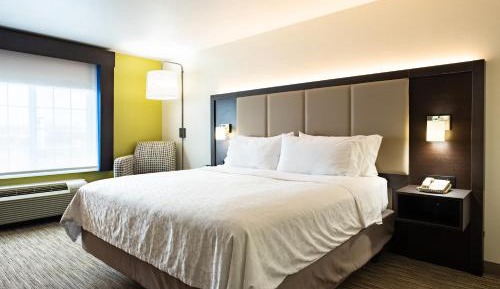 King Room with Roll-In Shower - Disability Access
