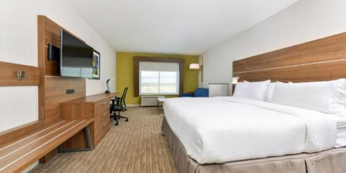 King Suite with Tub and Sofa Bed - Mobility Accessible
