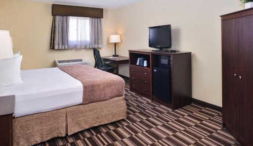 King Room with Roll-In Shower - Mobility Access/Communication Assistance