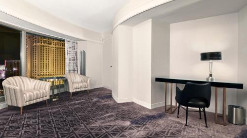 Ultra Panorama Suite, 1 King Strip View - Non-Smoking