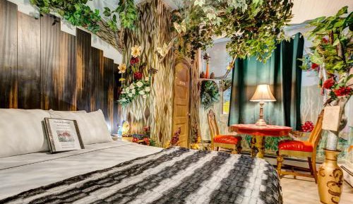Queen Room with Shared Bathroom