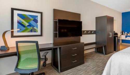 King Studio Suite - Mobility Access with Roll-in Shower