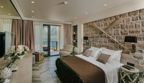 Deluxe Double Room with Balcony and Sea View