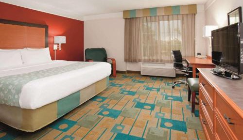 King Room with Bath Tub - Mobility Accessible/Non-Smoking