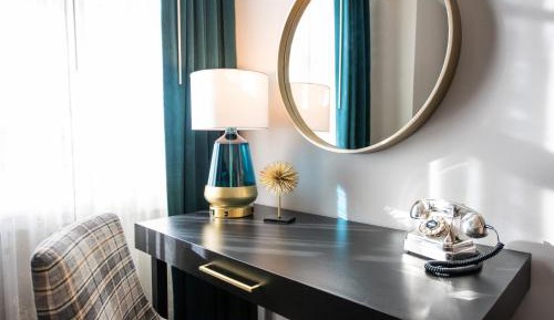 Deluxe Queen Queen Room