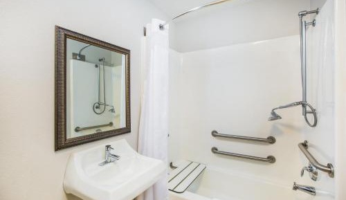 Queen Room with Two Queen Beds - Mobility Access Tub/Non-Smoking