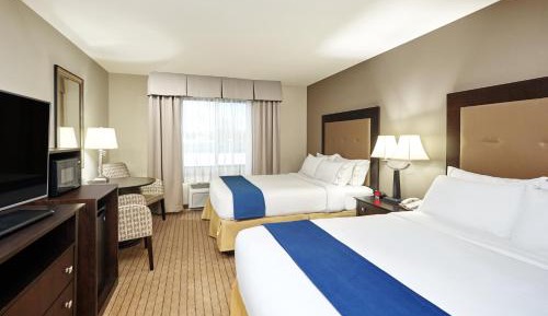 Standard Queen Room with Two Queen Beds and Tub - Communications Accessible