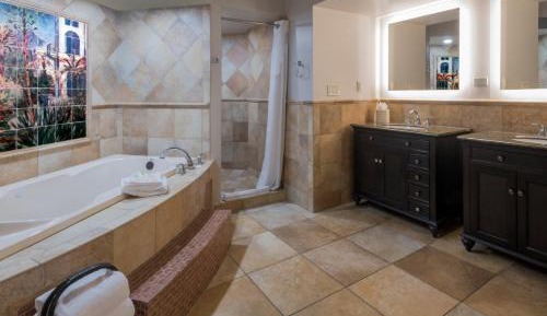 One-Bedroom Suite with Two Queen Beds and Boardroom