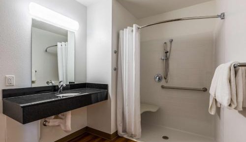 1 KING BED | MOBILITY ACCESSIBLE  | TUB  |MINI FRIDGE | NON-SMOKING | Free Parking