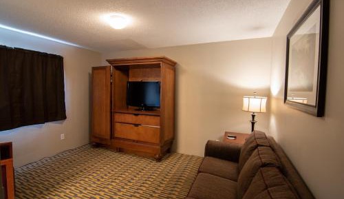 Deluxe Queen Suite