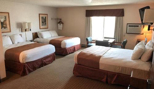 3 Queen Beds, Family Room, Non-Smoking