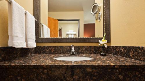 King Suite with Bath Tub and Sofa Bed - Disability/Non-Smoking