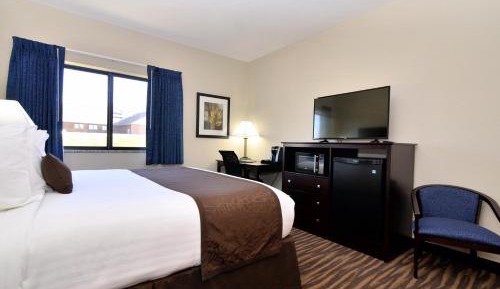 King Room with Roll-In Shower - Disability Access