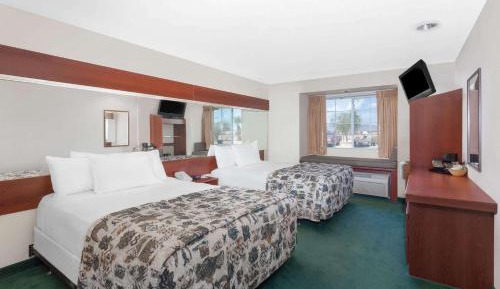 Queen Room with Two Queen Beds - Non-Smoking