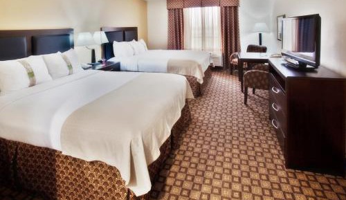 Queen Room with Two Queen Beds- Hearing Accessible Roll in Shower/Non-Smoking