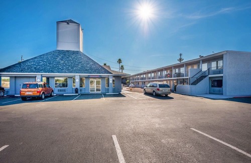 Westown Commercial Center Hotel | Econo Lodge Phoenix North I-17