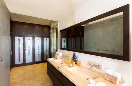 Cabo Bello Villa | Casa Luna - Oceanfront, Infinite Pool, Arch View & Double Jacuzzi.