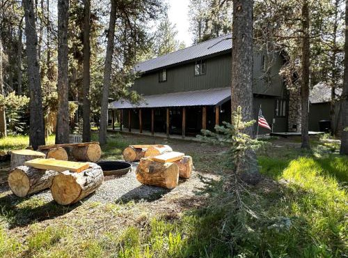 Private, Quiet 5 Bedroom Cabin nestled into the Forest