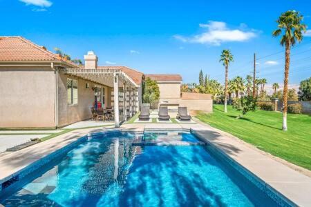Luxurious Getaway Near Coachella Stagecoach Pool Putting Green Parking Firepit Sleeps 11