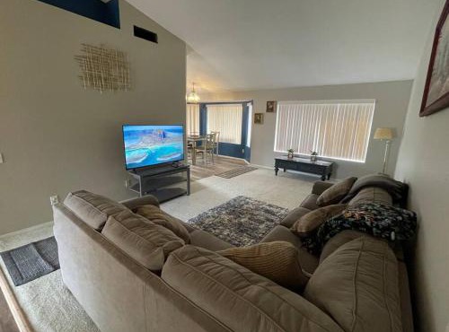 Spacious home 2.4 miles from Westgate Entertainment